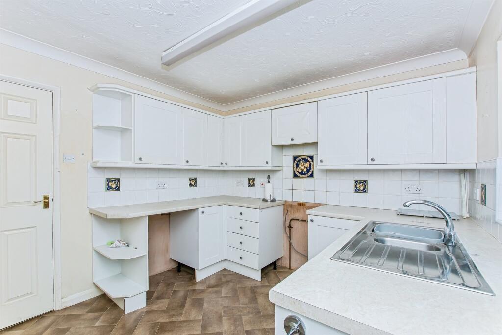 St. Edmunds Drive, Emneth, Wisbech photo 2