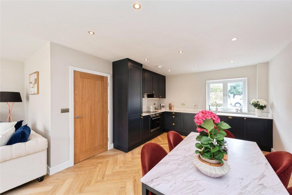 Manor Road South, Esher, Surrey, KT10 photo 4