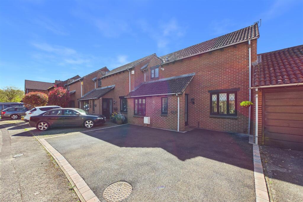 Main image of property: Popular cul-de-sac on Clevedon’s outskirts