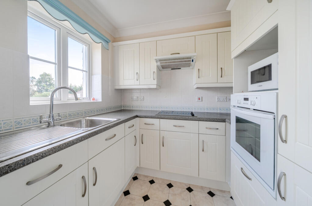 Cadogan Court, Branksomewood Road, Fleet, Hampshire, GU51 photo 4