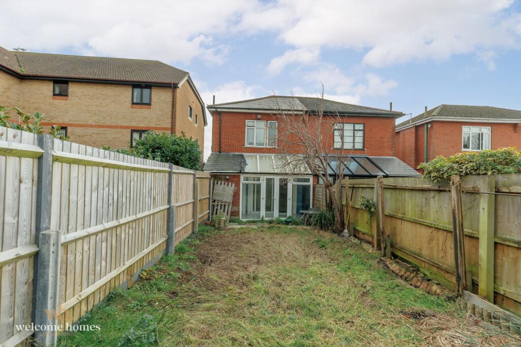 Apartment in Christchurch, Iford, Bournemouth - View 2