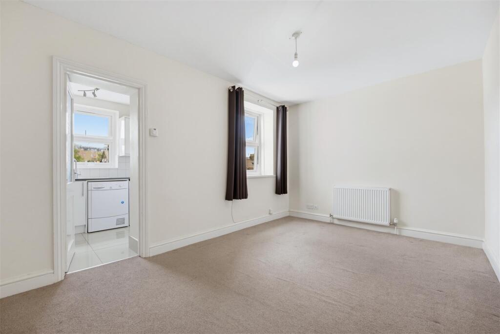 Apartment in London, West Ealing, Hanwell - View 2