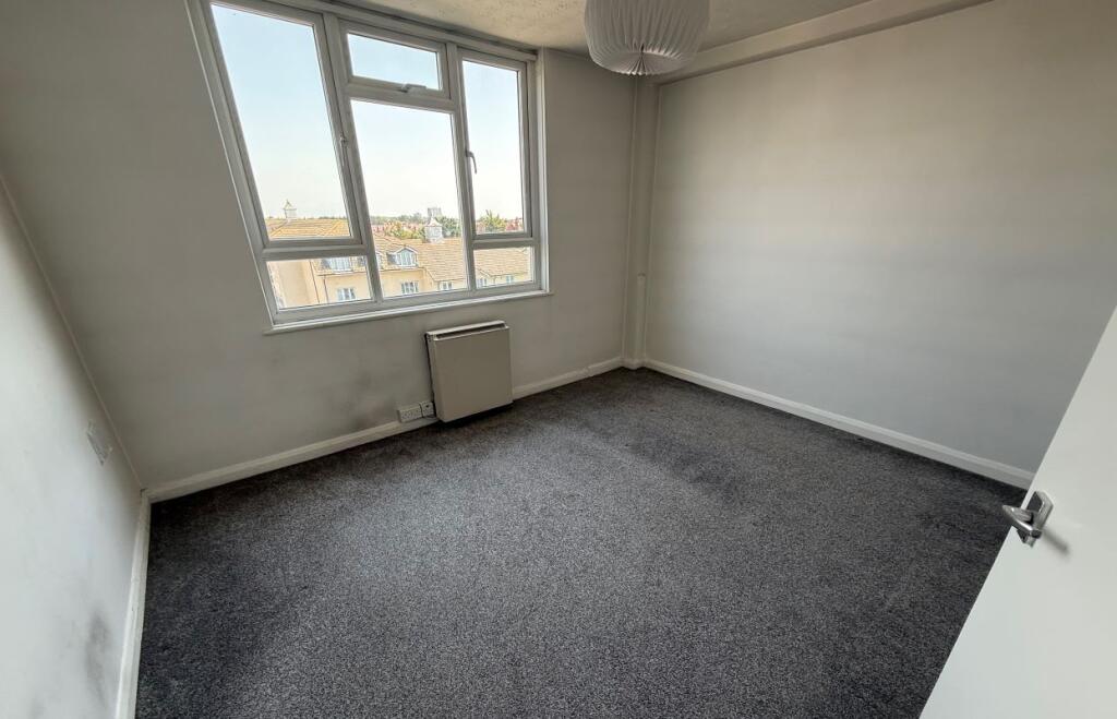 Apartment in Southend-on-Sea - View 4