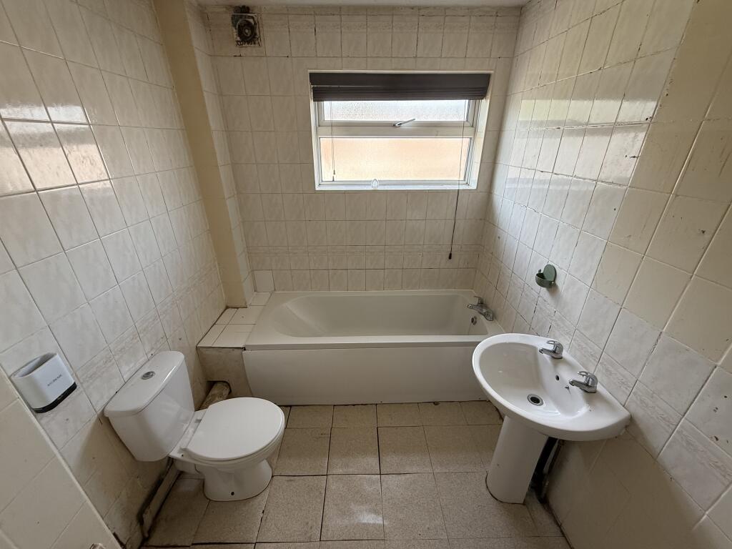 House in Nottingham, Crabtree Farm Estate, Cinderhill - More