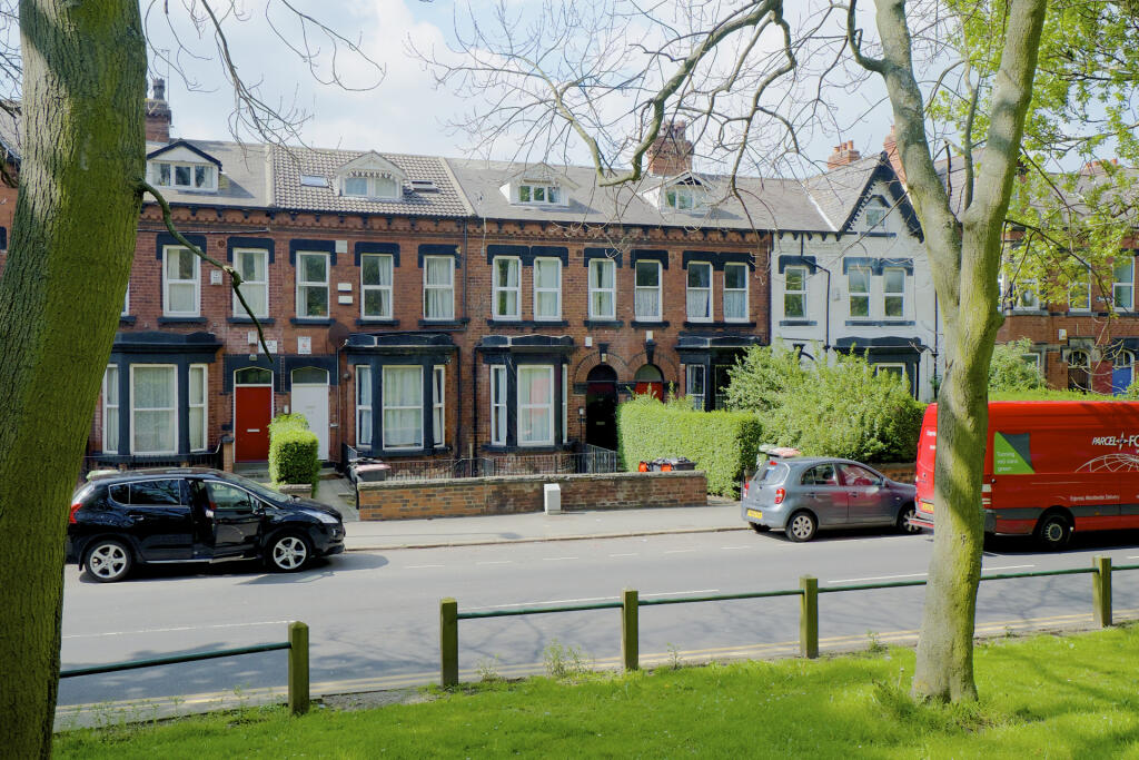 House in Leeds, Hyde Park - More