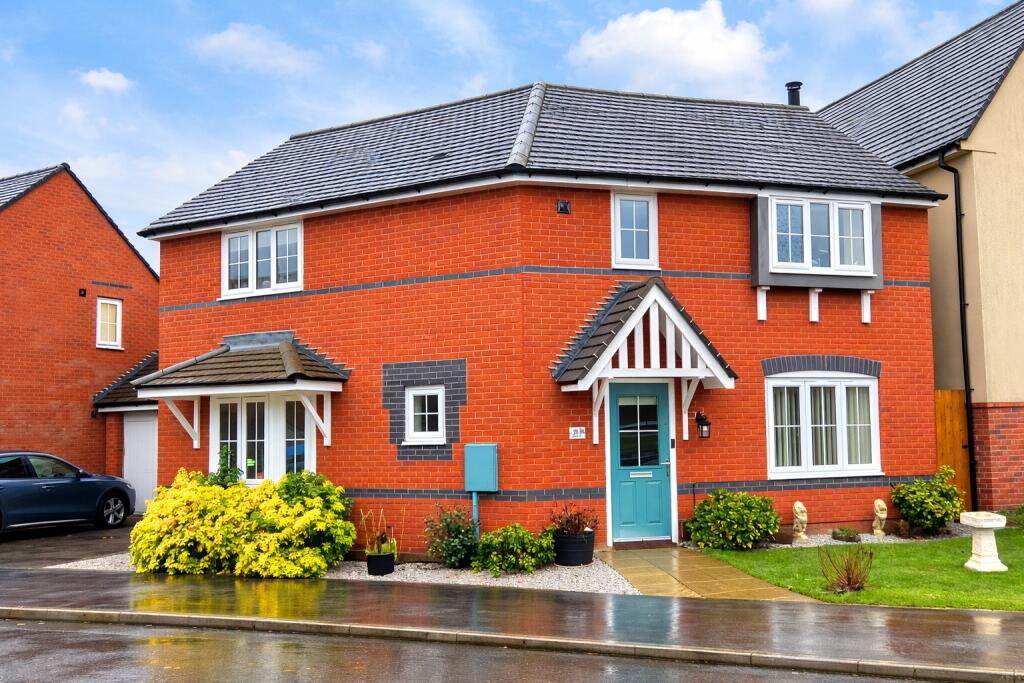 3-bed detached on Edinburgh Road, Church Gresley, Swadlincote, £280,000