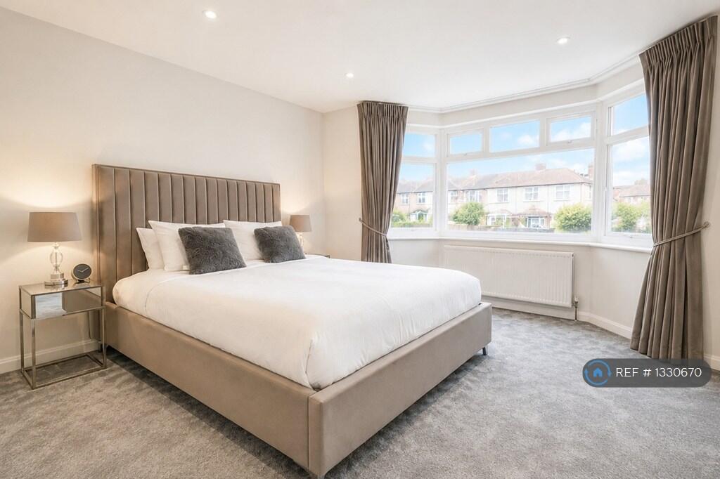 House in London, Northwood - More