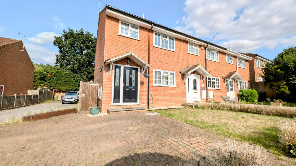 3-bed terraced on The Links, Whitehill, Hampshire, GU35, £360,000