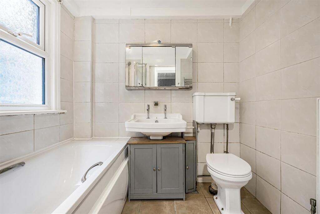 House in Sutton - View 5