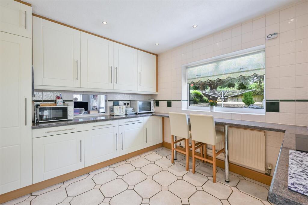 House in Sutton - View 2