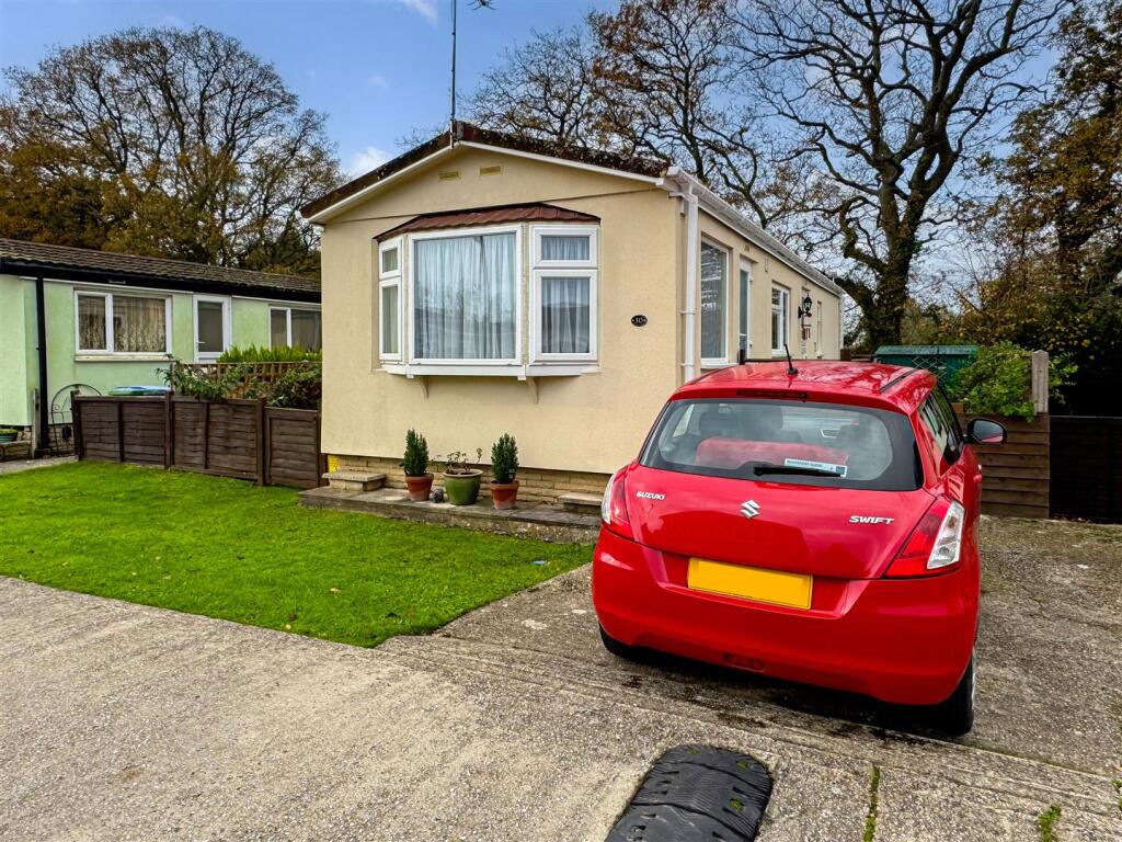 2-bed caravan on Hook Lane, Aldingbourne, Chichester, £100,000