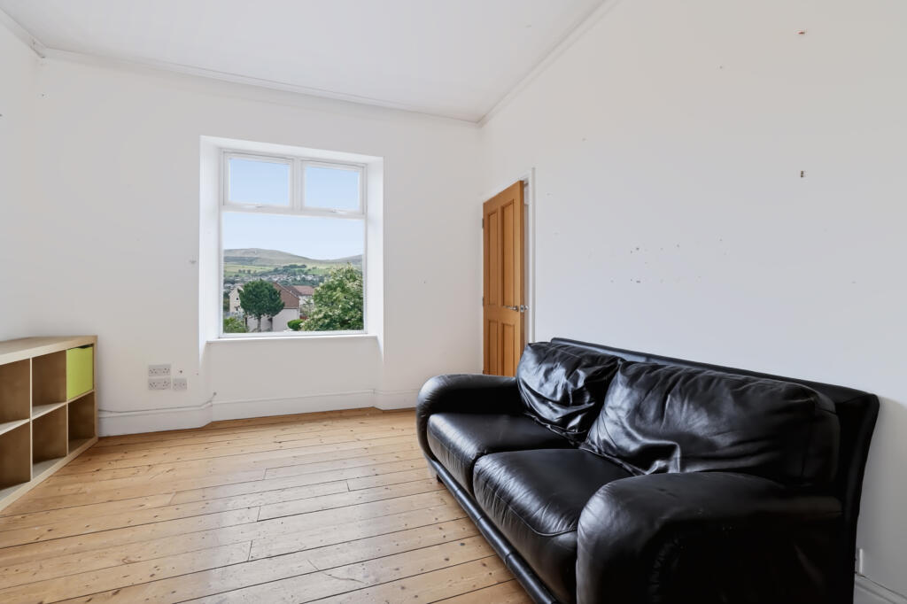 House in Kilsyth, North Barrwood, Barrwood - More