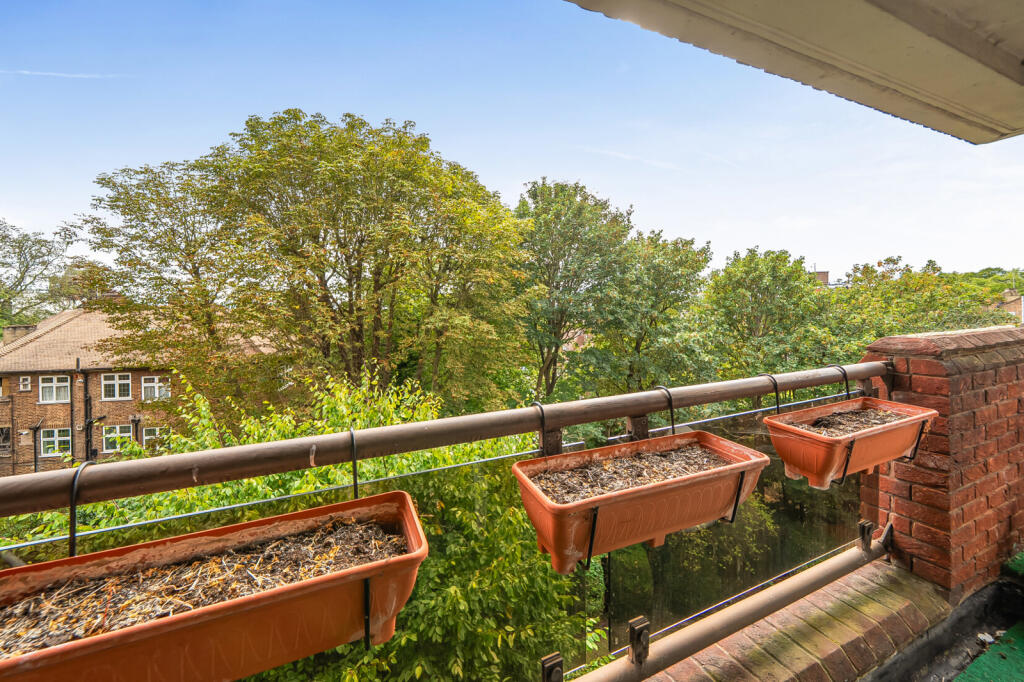 Apartment in London, Church End - View 5