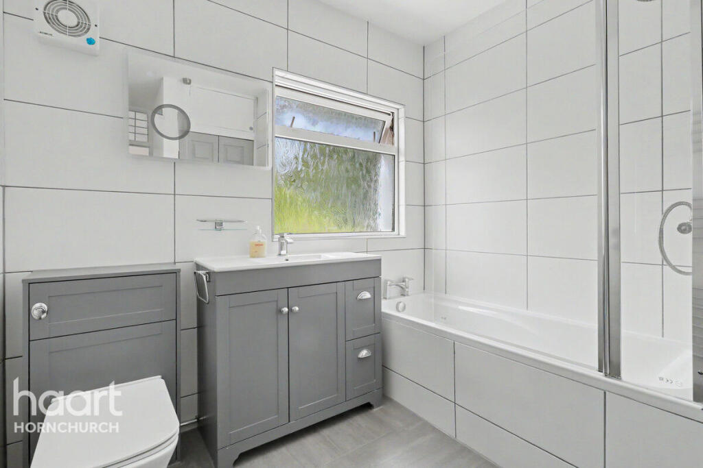 Apartment in London, Upminster Bridge, Emerson Park - More