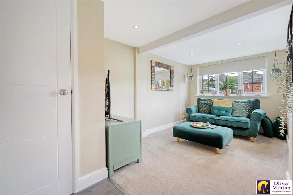 CHAIN FREE: Meadow Walk, Standon, Herts photo 4
