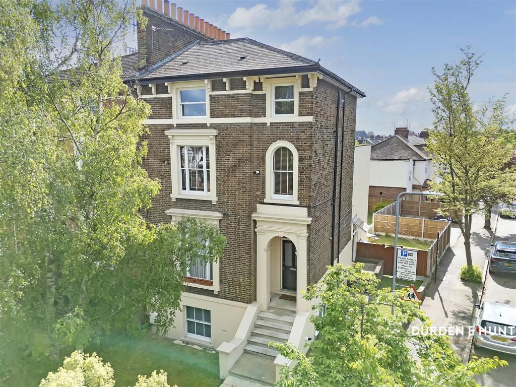 1-bed flat on New Wanstead, London, E11, £370,000