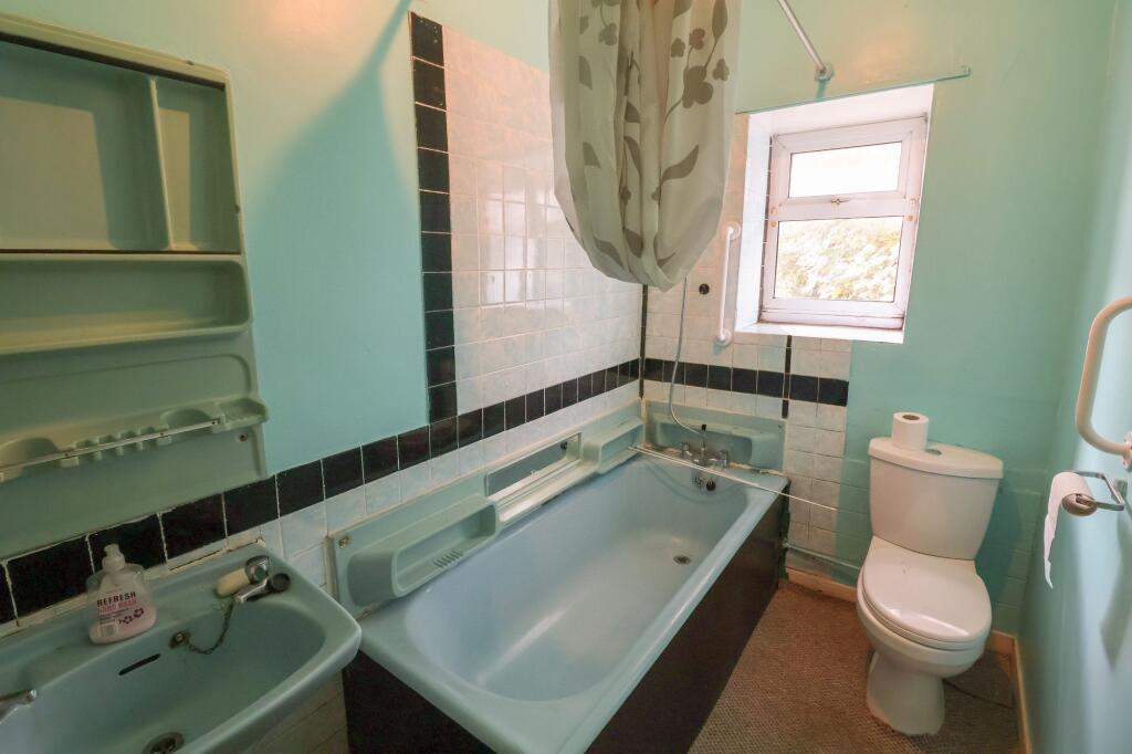 Halls Court, Glossop, SK13 photo 3