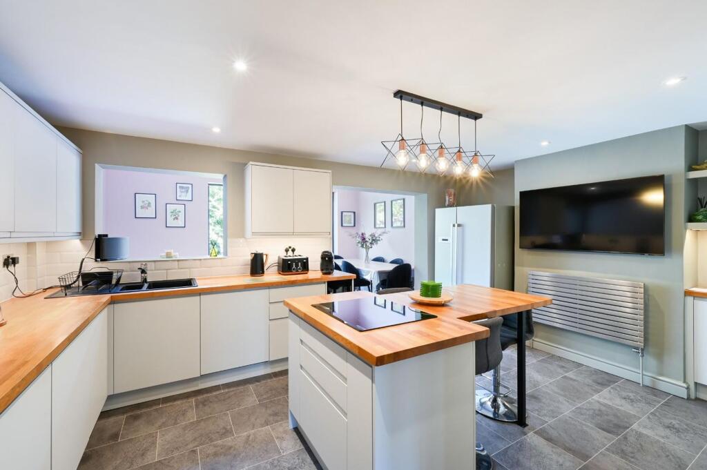 House in London, Stonecot, Benhilton - View 4