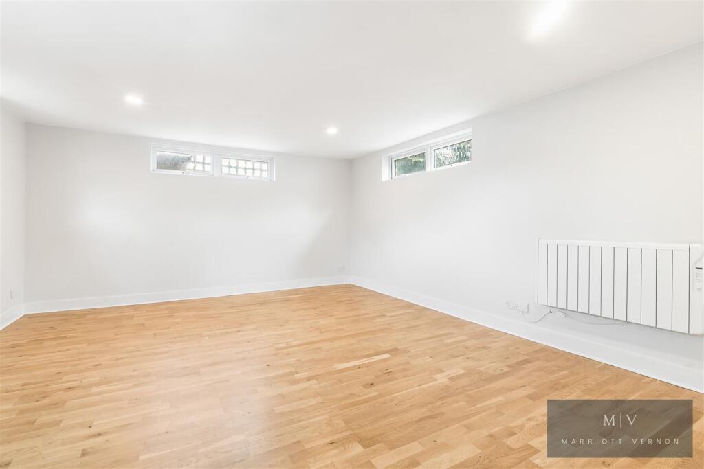 Apartment in Croydon - View 3