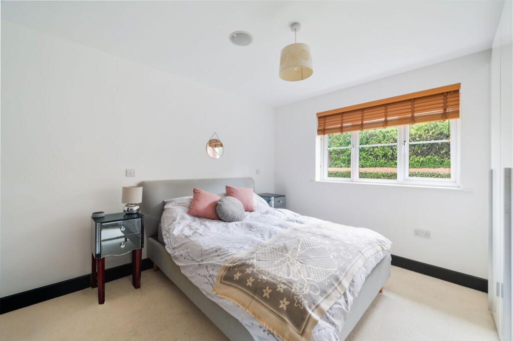 Apartment in Reigate and Banstead, Surrey - More