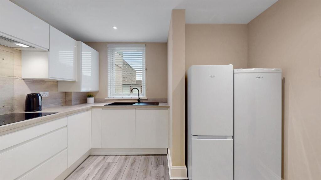 House in Clydebank, Dalmuir - More