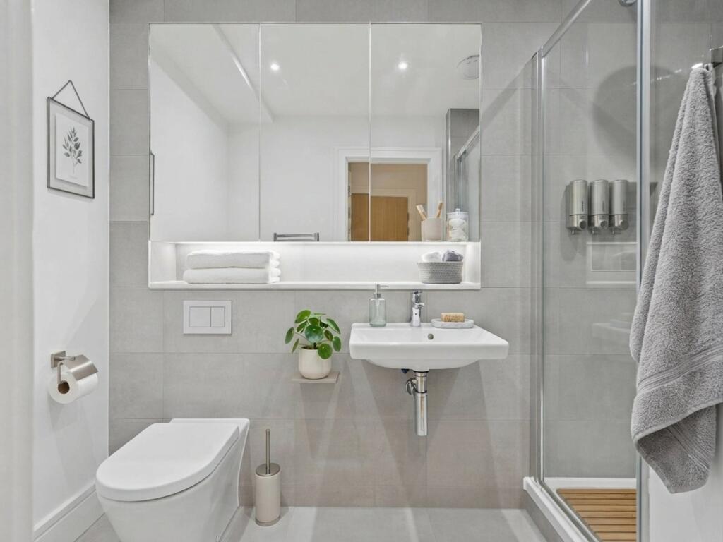 Apartment in Runnymede, Chertsey - View 5