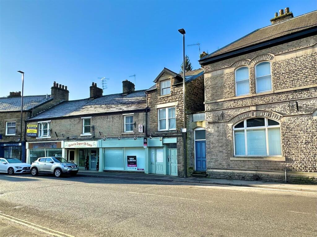 2-bed flat on Market Street, High Peak, £160,000