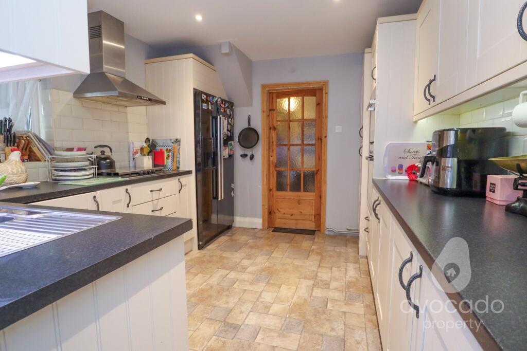 Giffard Drive, Farnborough, Hampshire, GU14 8PZ photo 3