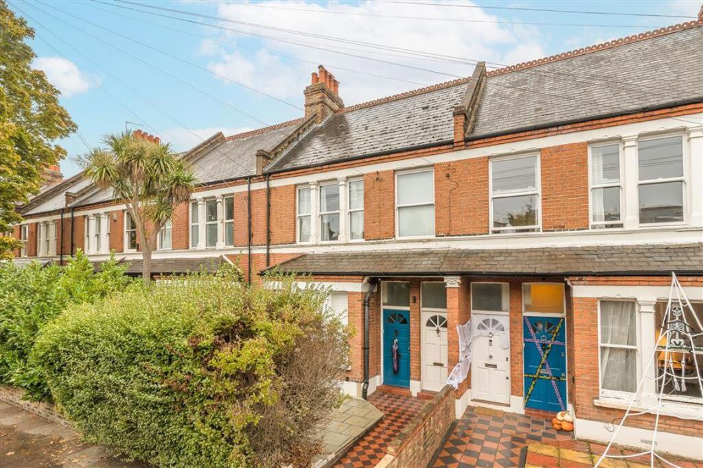 Main image of property: Ashleigh Road, Mortlake