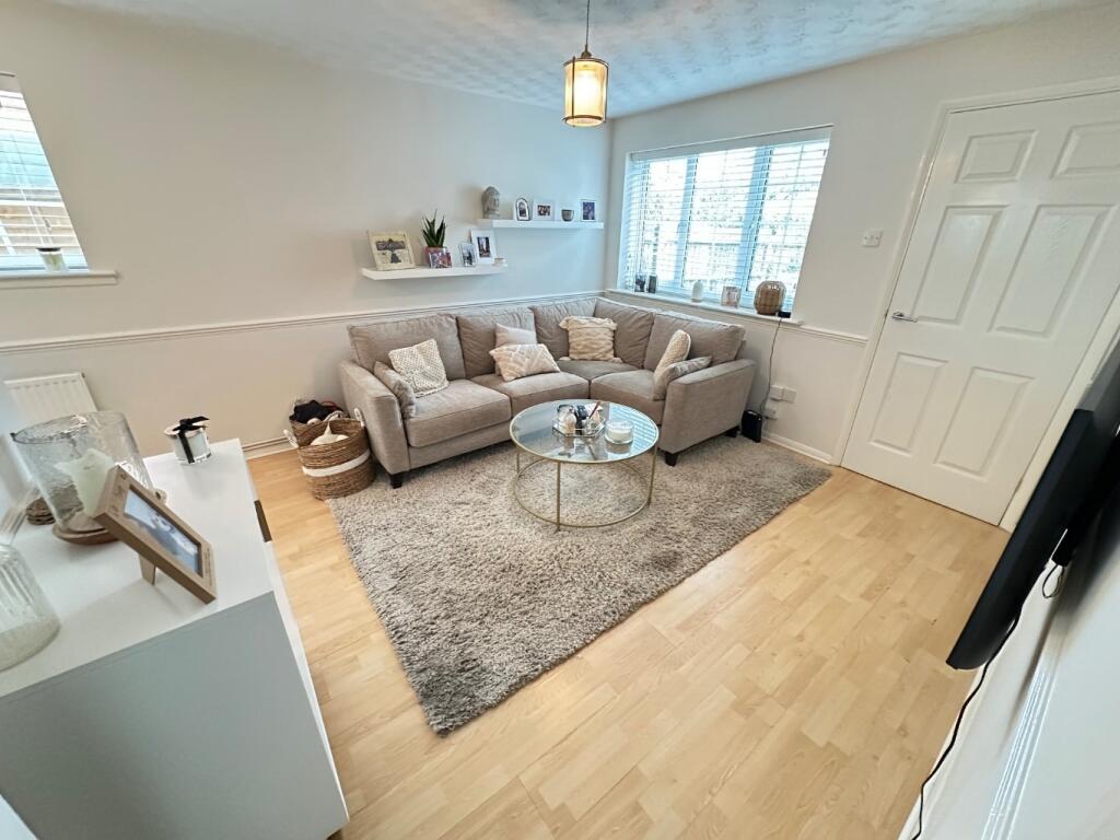Claverley Green, Luton, Bedfordshire, LU2 8TB photo 4