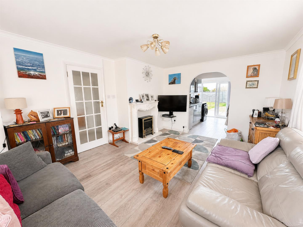 Hoddern Avenue, Peacehaven photo 3