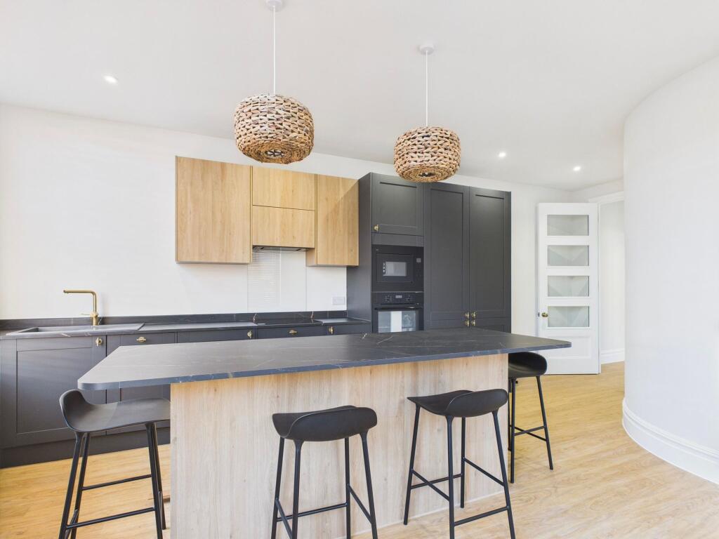 Apartment in Gloucester - View 3