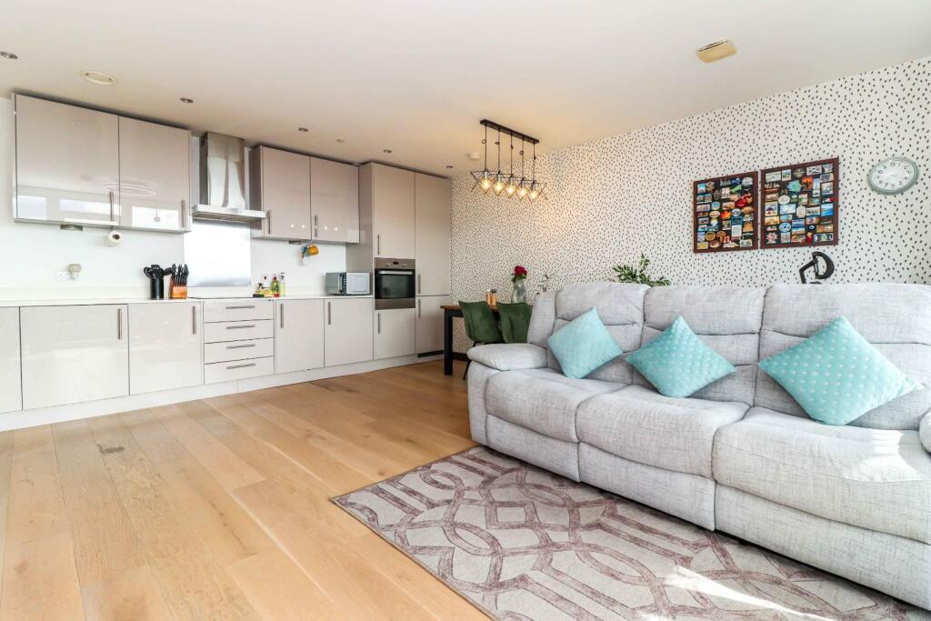 Apartment in Watford, Hertfordshire - View 4