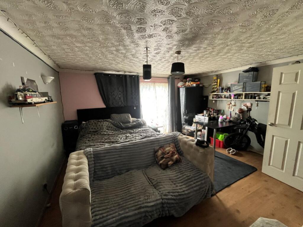 6 Craylands, Basildon, Essex, SS14 3RH photo 4
