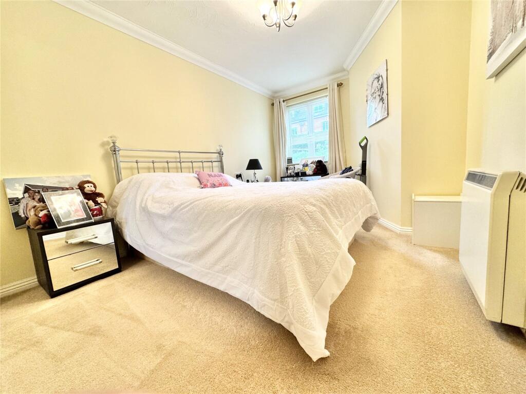 Victoria Road, Farnborough, Hampshire, GU14 photo 4