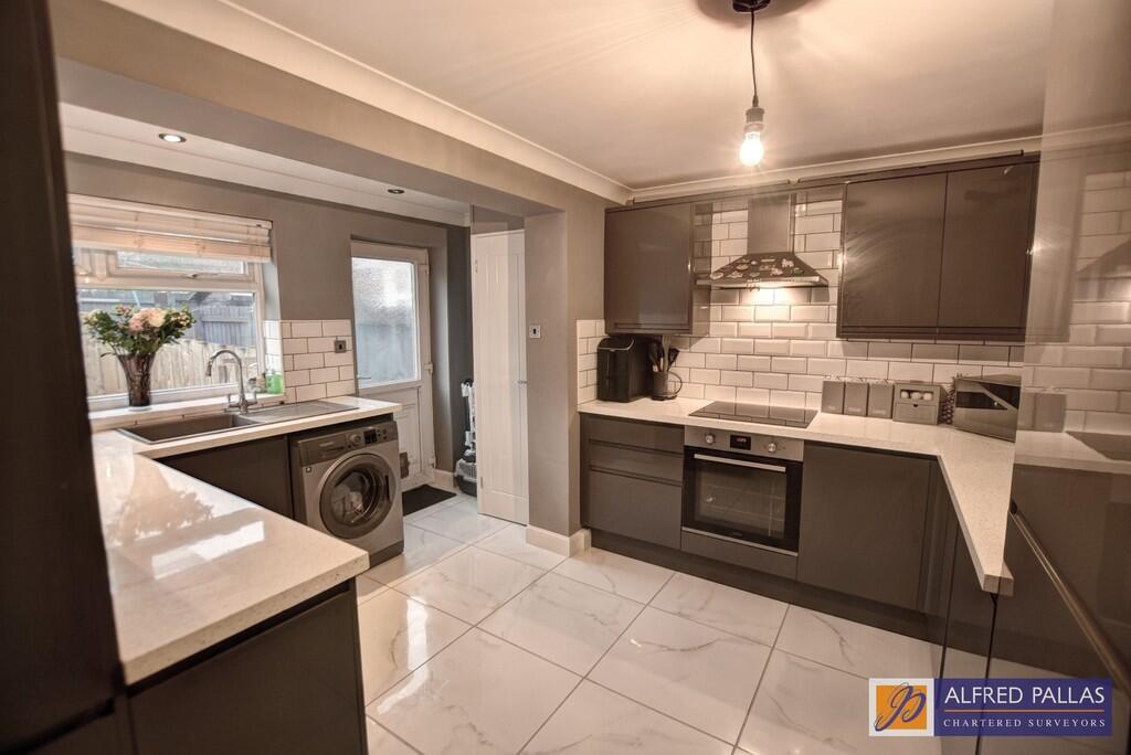 Edgeworth Crescent, Fulwell photo 5