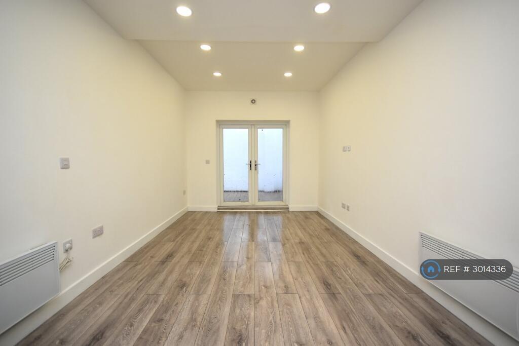 House in Northampton - View 3