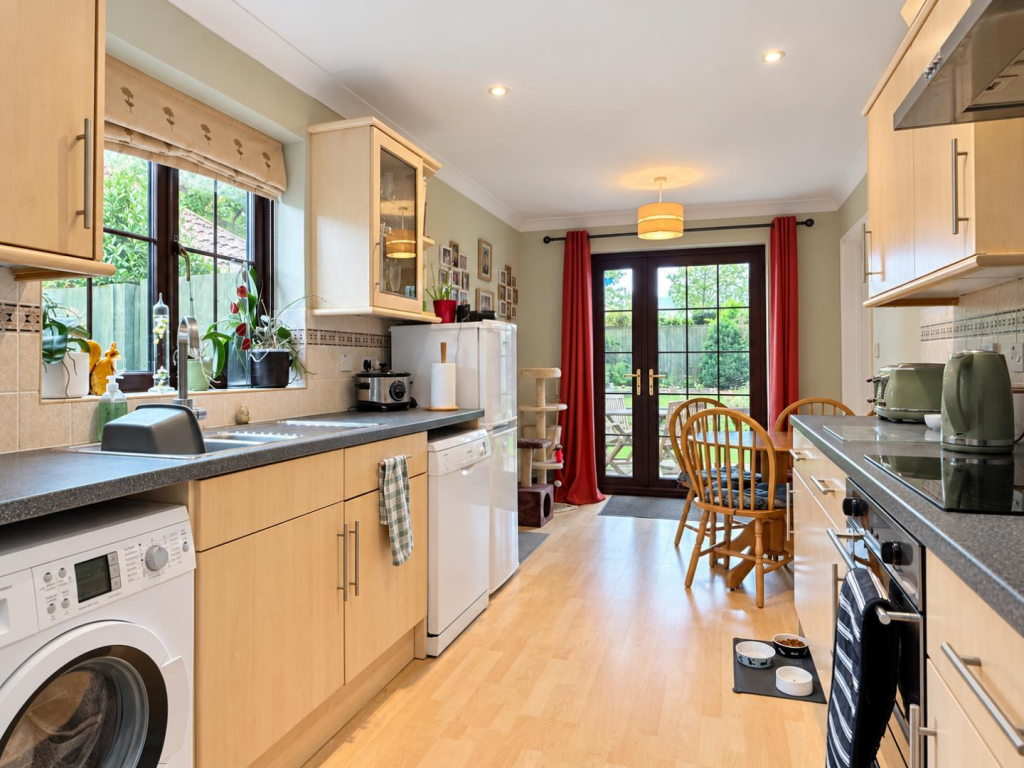 Meadow Drive, Lakenheath, Brandon photo 4