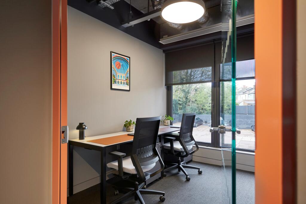Clockwise_WoodGreen_TwoPersonOffice_2.jpg