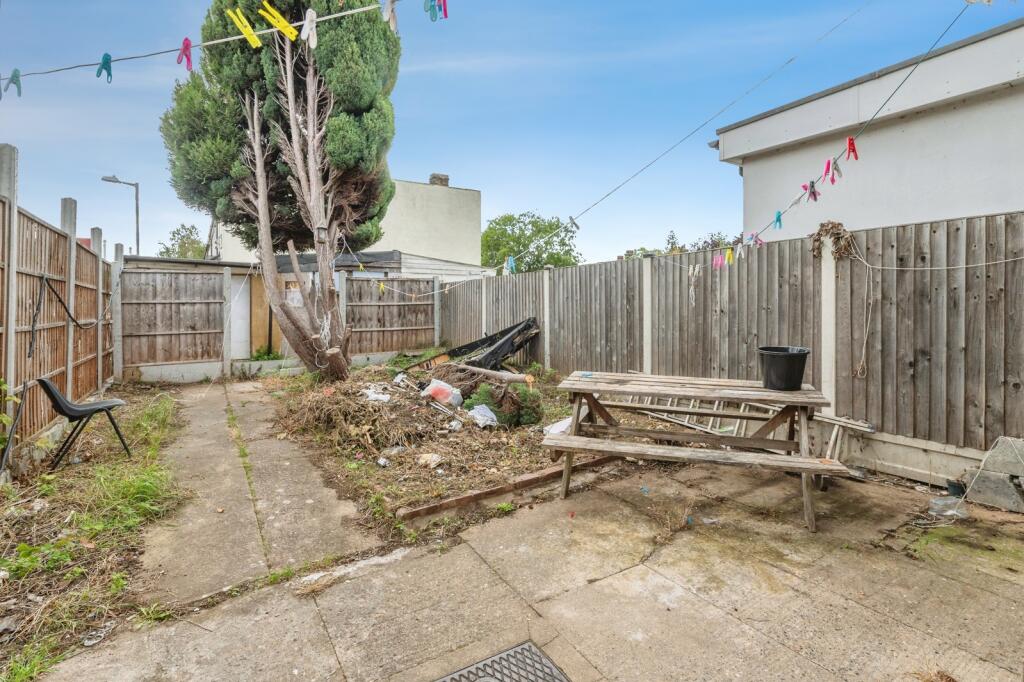 House in Grays, Badgers Dene, Little Thurrock - View 4