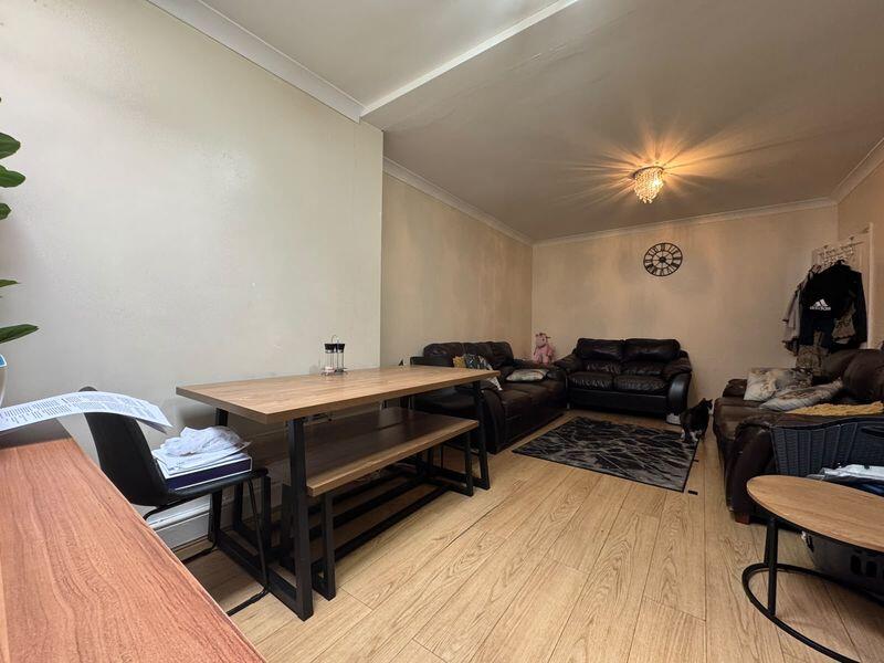 House in Luton - View 5
