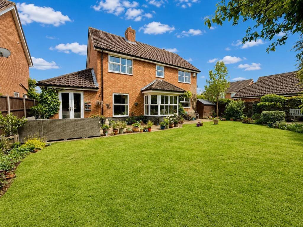 Saffron Close, Luton, LU2 - More