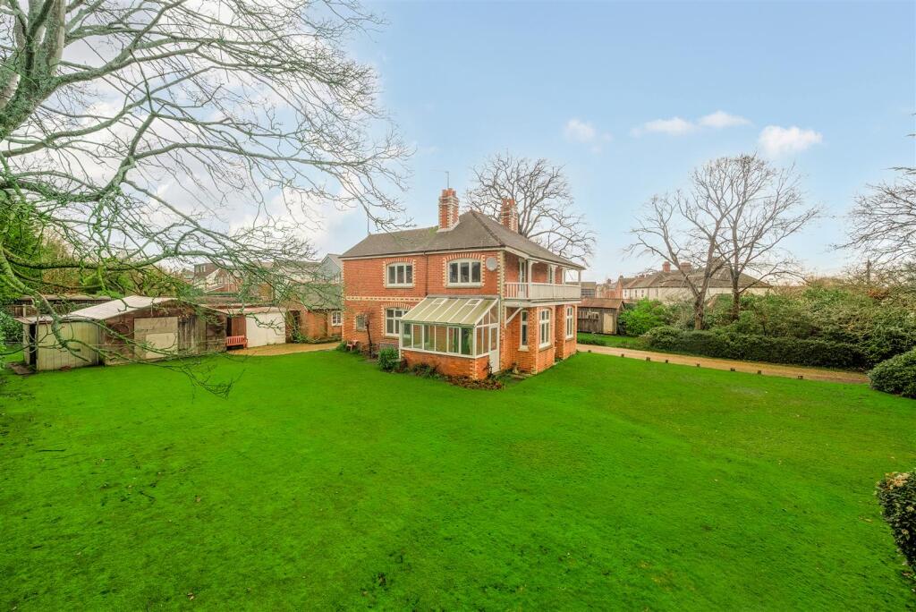Emmbrook Road, Wokingham, Berkshire, RG41 1HF photo 2