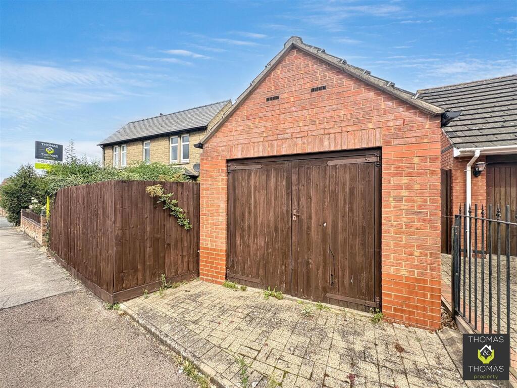 House in Gloucester - View 3