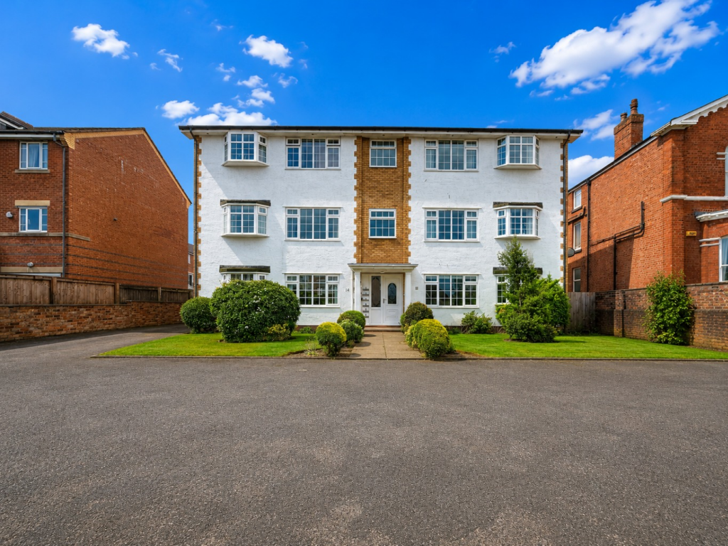 2-bed flat on 14, Queens Road, Southport, Merseyside, PR9 9EX, £130,000
