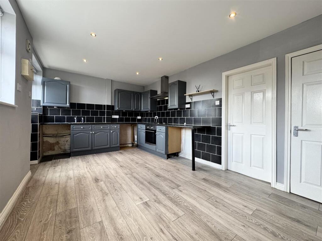 Greenside, Staincross, Barnsley S75 6GU photo 3