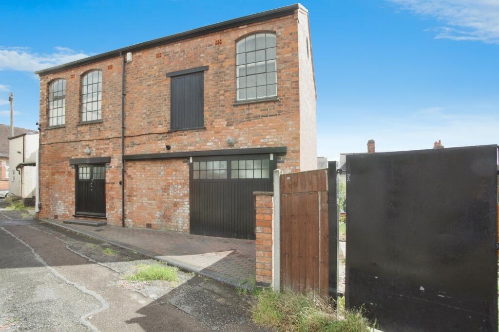 2-bed detached on Dares Walk, Hinckley, £240,000