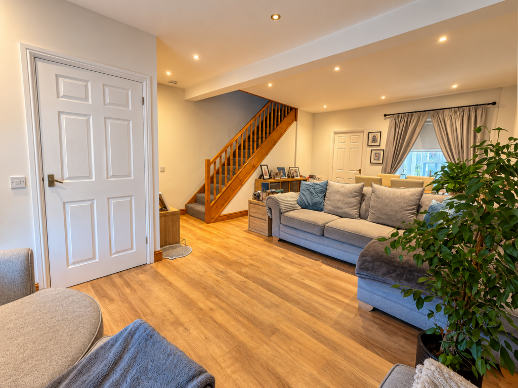 House in Porth - More