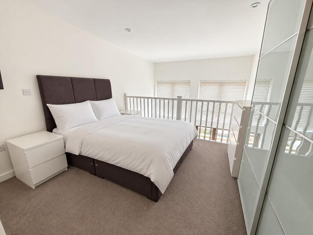 Apartment in Northampton, Semilong - View 5