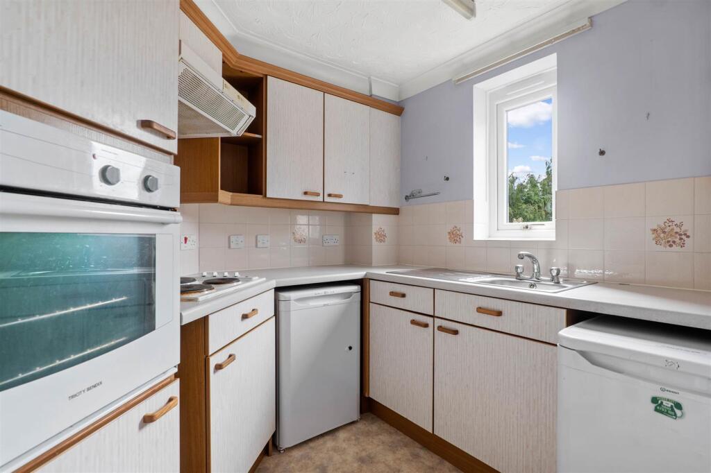 Swan Court, Banbury Road, Stratford-Upon-Avon photo 3